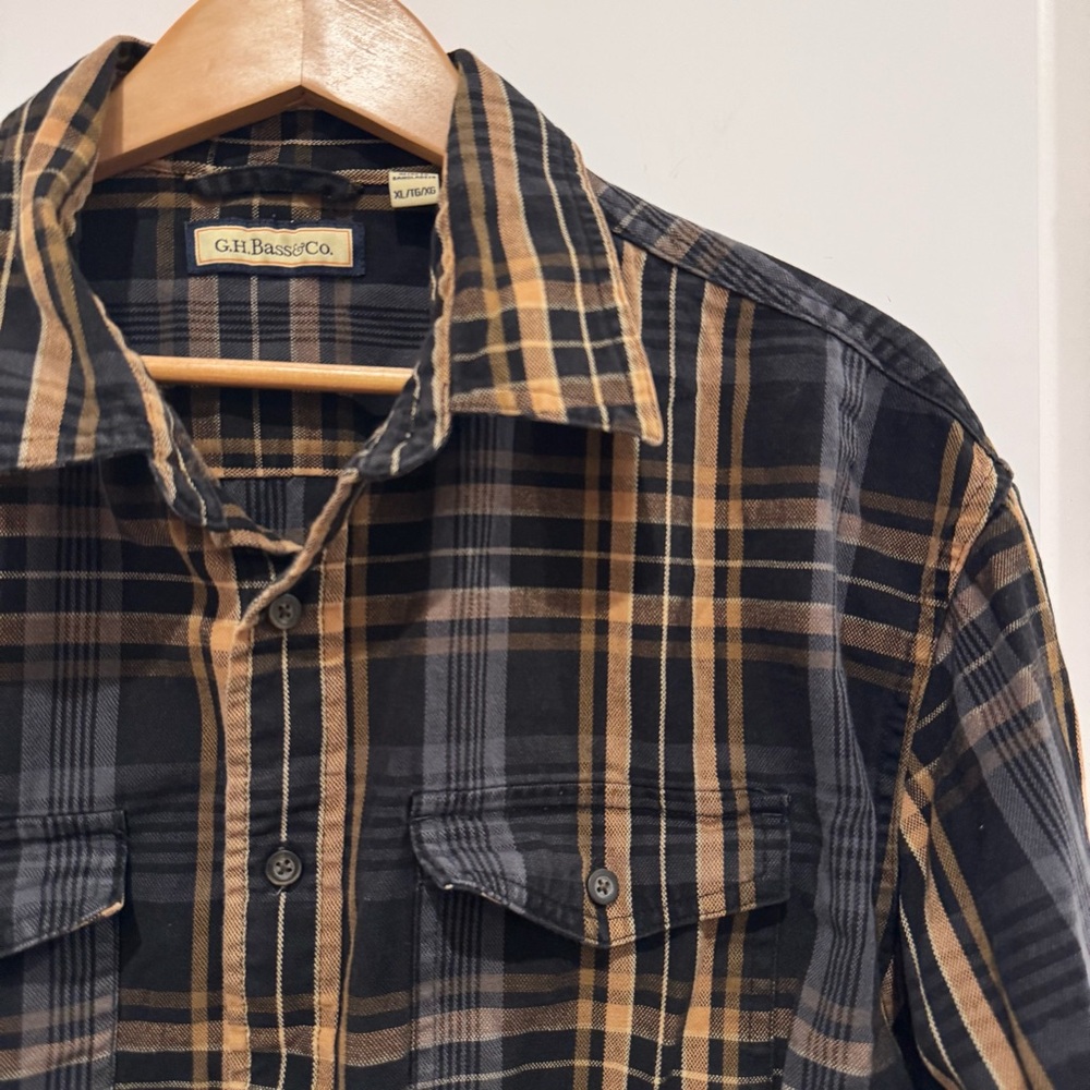 G.H. Bass & Co. 100% cotton heavyweight button down shirt. Size XL men’s